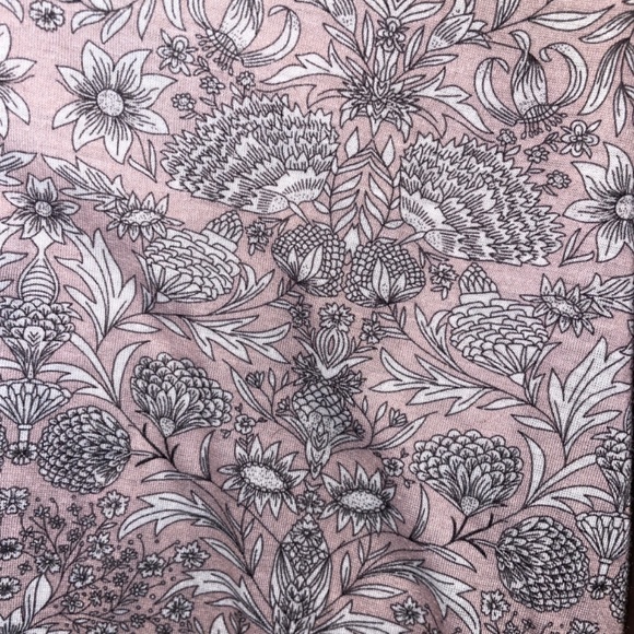 H&M pink floral blouse with v-neck line and buttons 3/4 sleeves - Picture 3 of 4